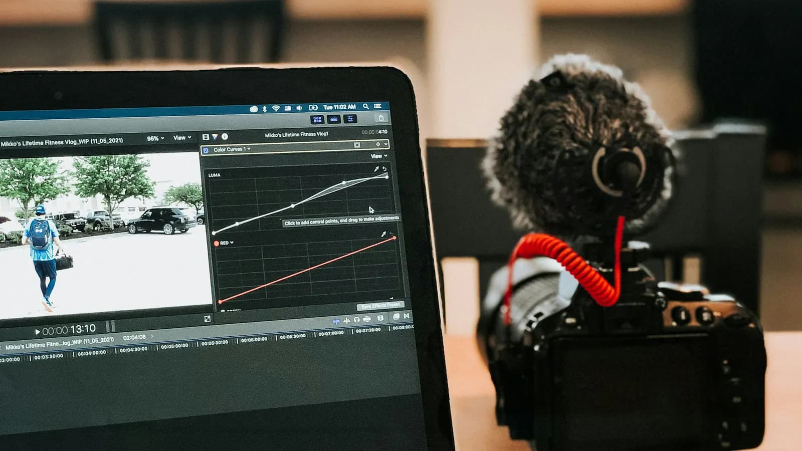 Câmera e monitor preparados para editar uma gravação