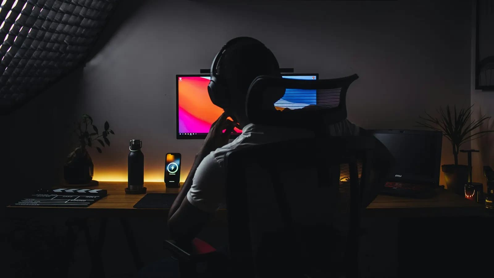 Editor trabalhando em uma estação com monitores e microfone