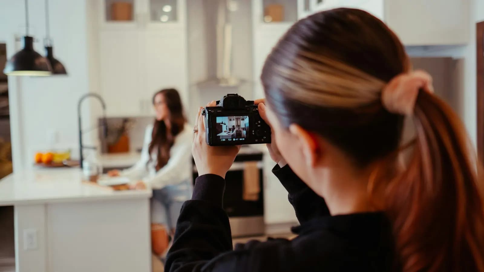 Produção de conteúdo em casa com câmera direcionada para uma apresentadora