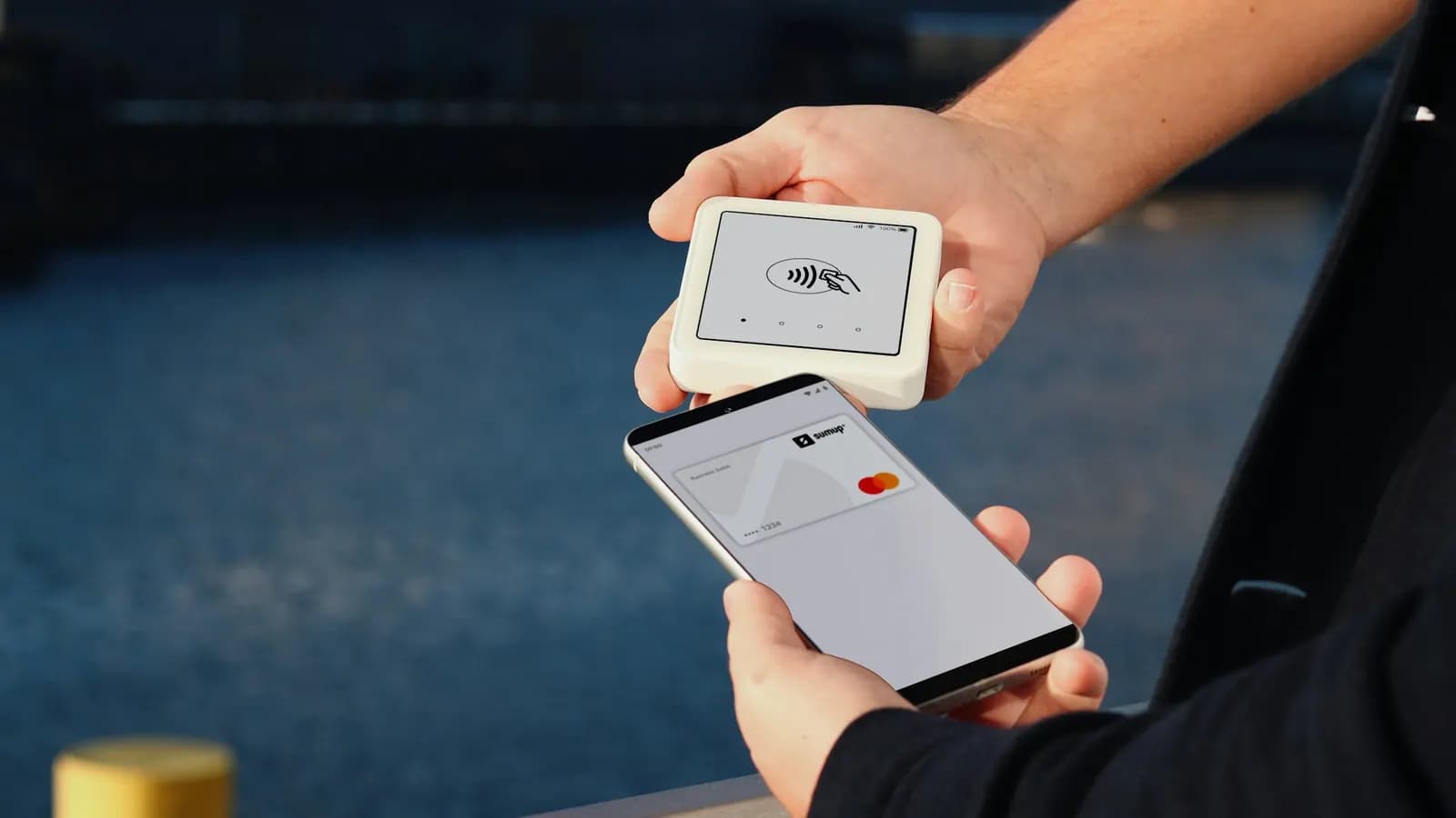 Pagamento por aproximação sendo confirmado em um smartphone