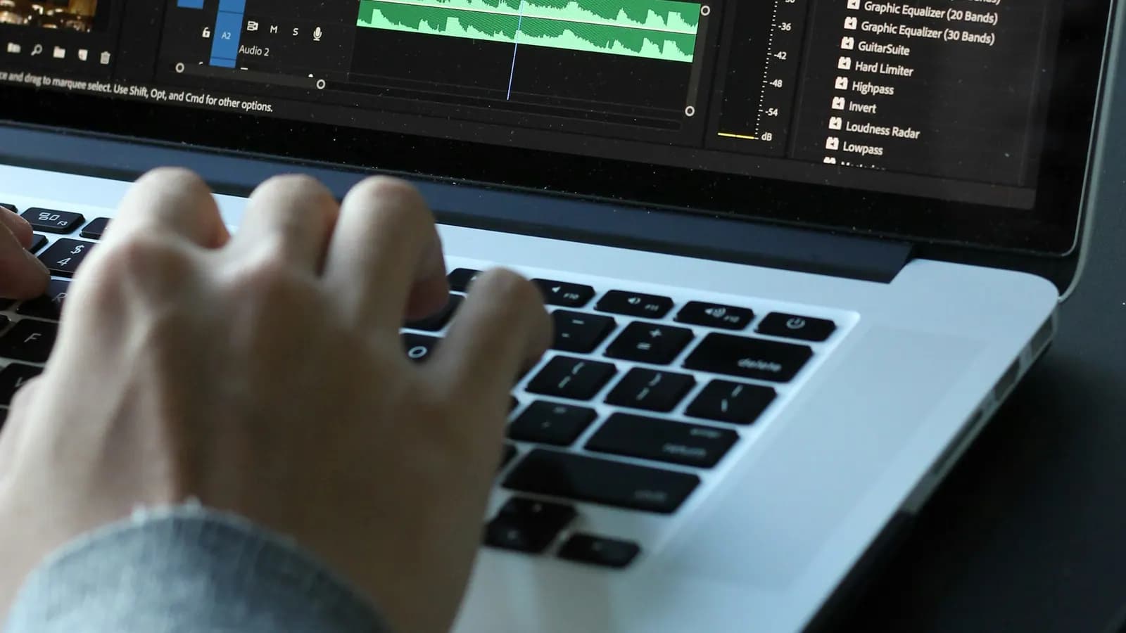 Notebook exibindo uma linha do tempo de edição de vídeo