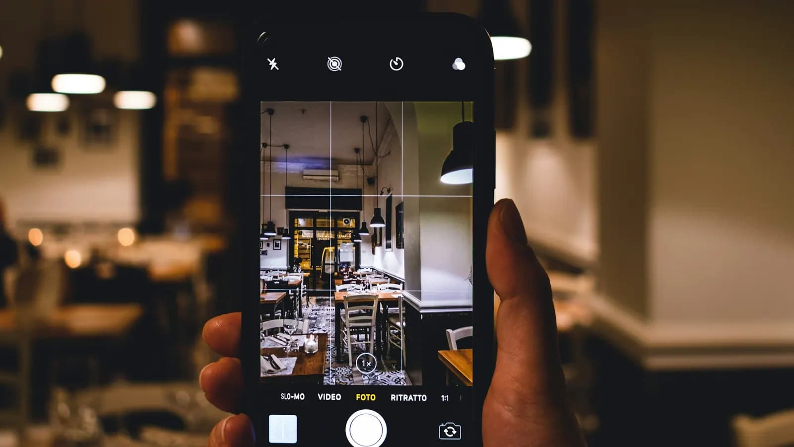Pessoa fotografando um ambiente comercial com o celular