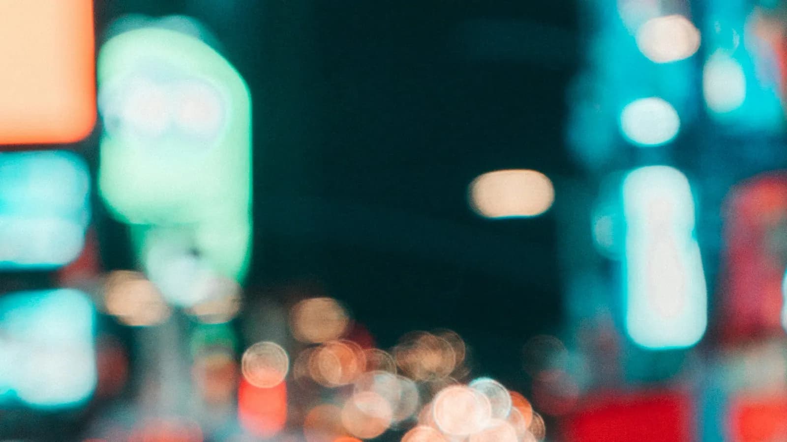 Smartphone gravando um vídeo em um ambiente urbano iluminado