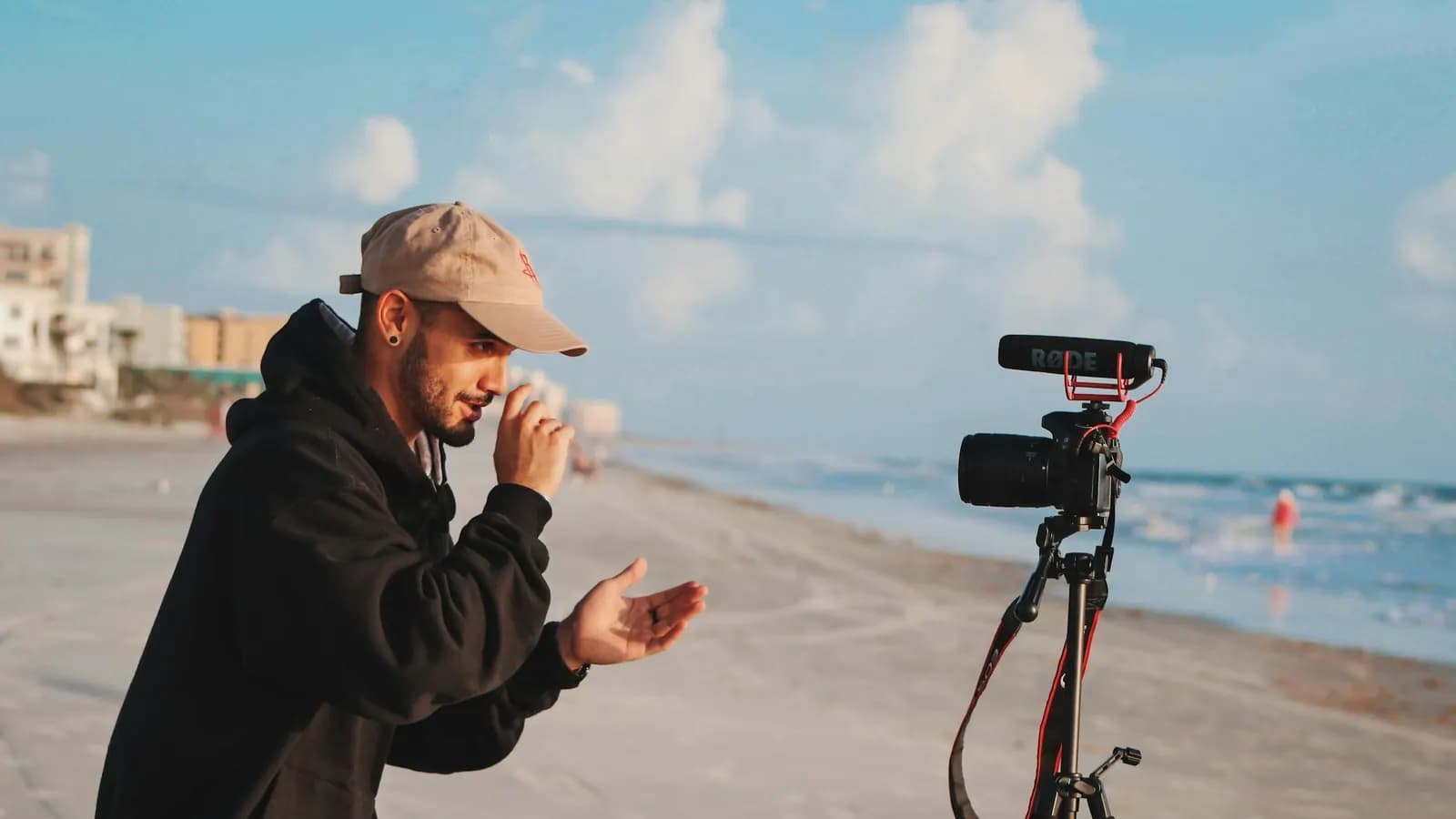 Criador gravando um vídeo externo com câmera e smartphone