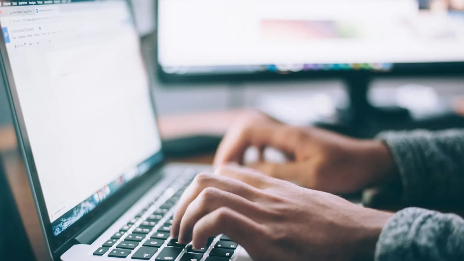 Pessoa trabalhando em um notebook com foco na criação digital