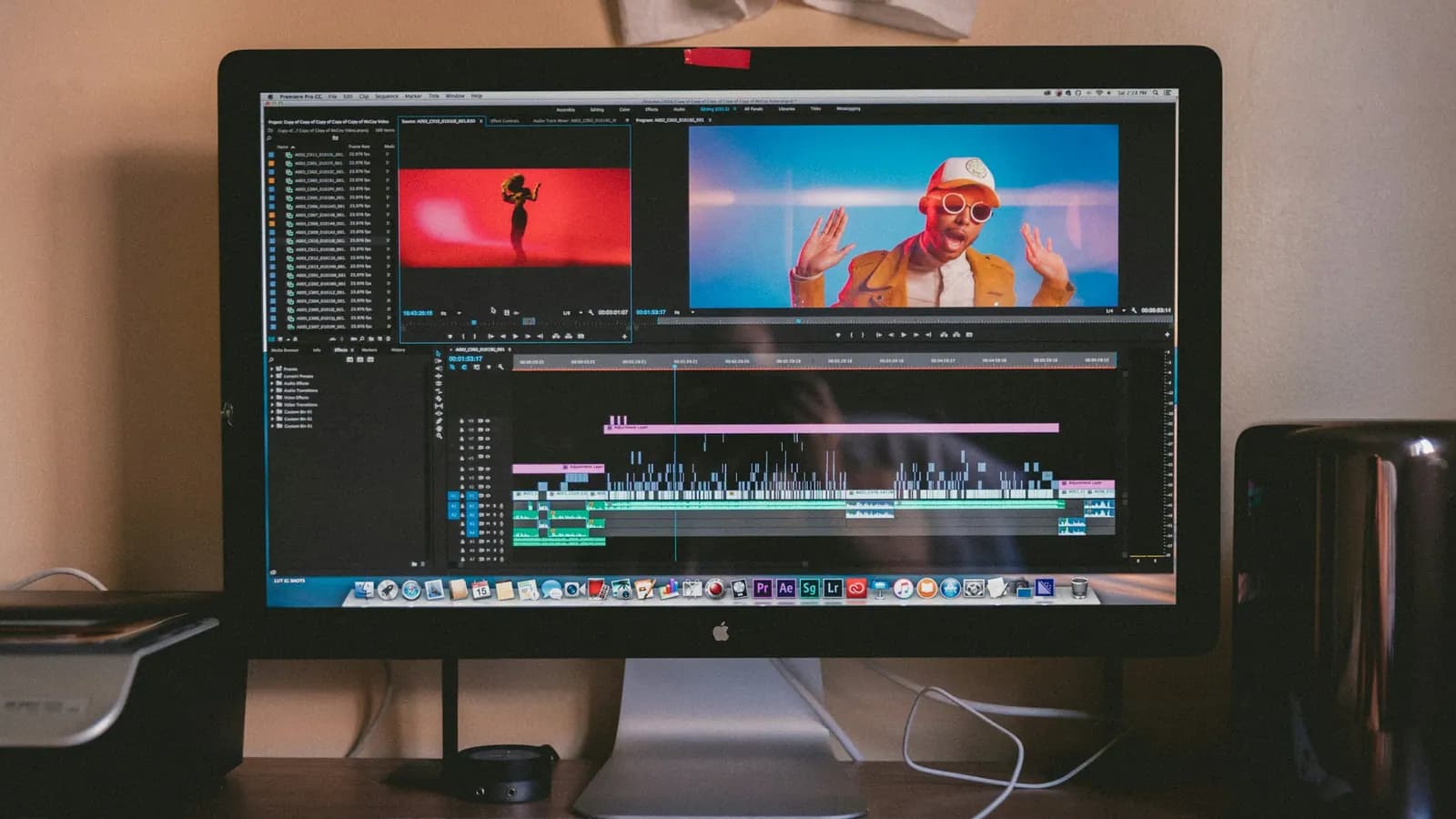 Monitor de pós-produção mostrando clipes e uma linha do tempo de vídeo