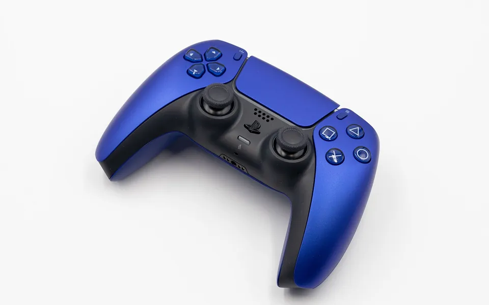 Controle DualSense do PlayStation 5 na cor azul-cobalto, sobre fundo branco